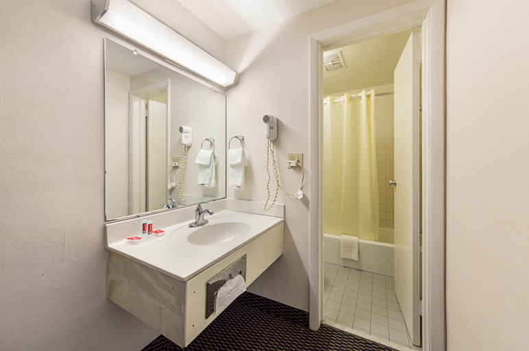 Bathroom 5, Parkview Inn and Conference Center, Lehigh