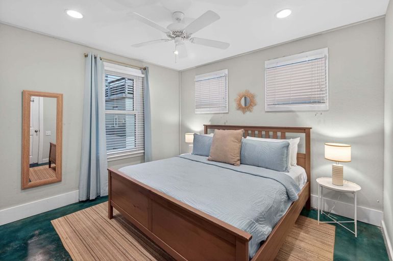 Room 2, Old Town Oasis Rooftop Deck - Pool - Walk to Everything!, Nueces
