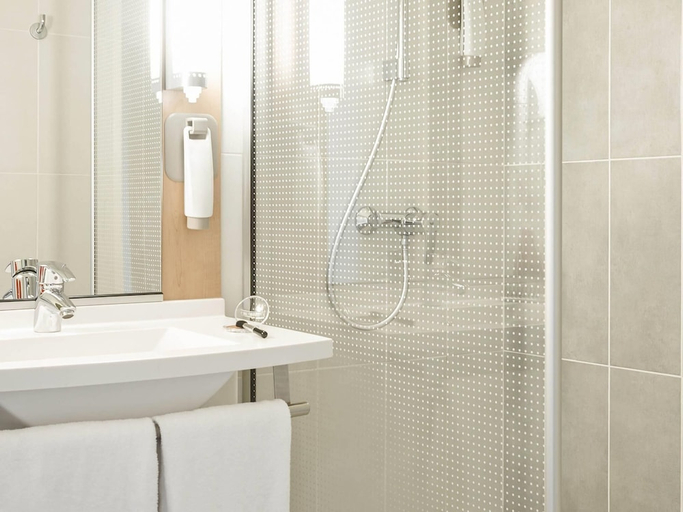Bathroom 4, Ibis Cavaillon Portes du Luberon, Vaucluse