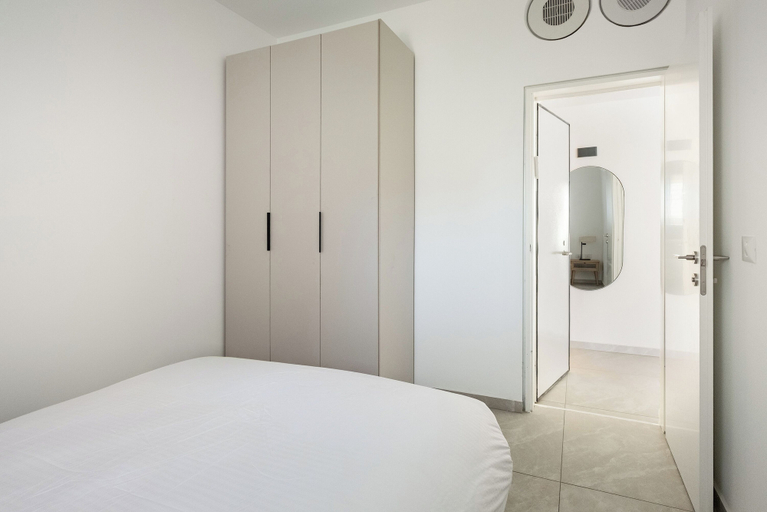 Room 4, Elegant 4BR Stay l Balcony & Mamad