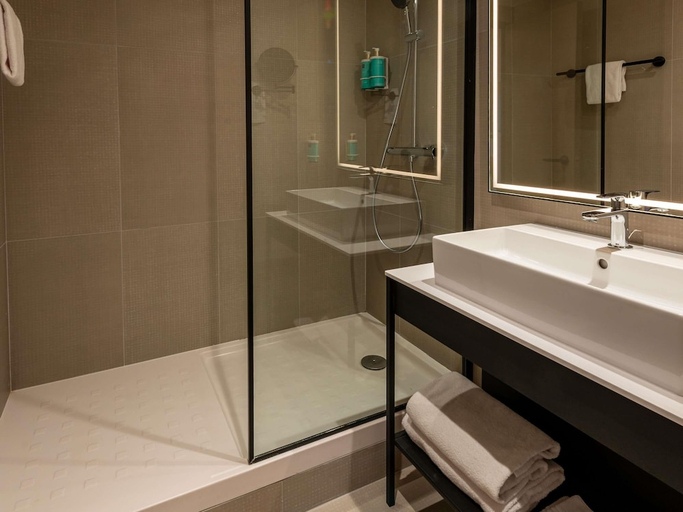 Bathroom 4, Novotel Saint-Quentin en Yvelines, Yvelines