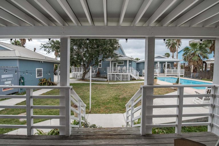 Property grounds 2, High Tide Hideaway - Private Pool, Pet Friendly, Golf Cart, Nueces