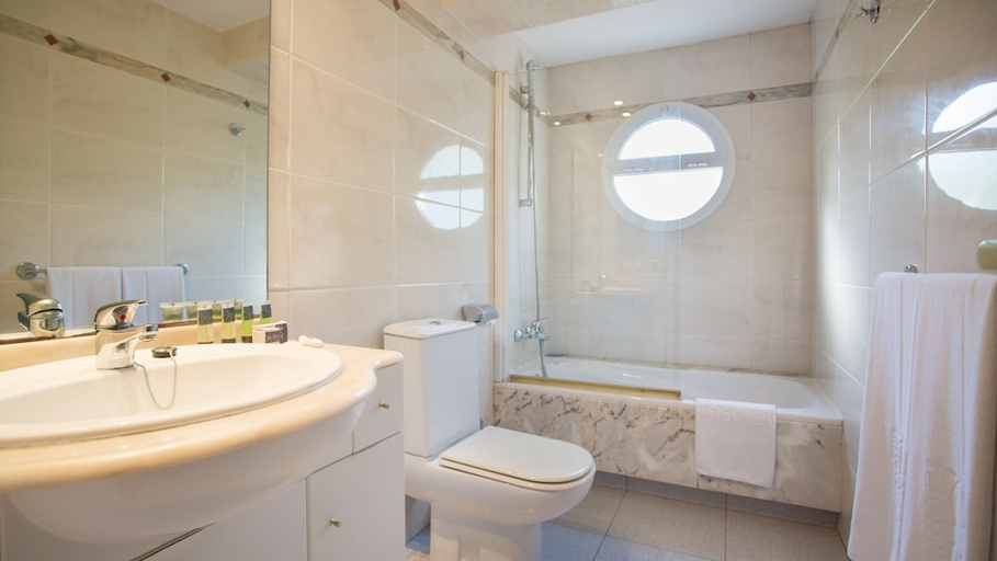 Bathroom, Hostal Es Pi 2, Baleares
