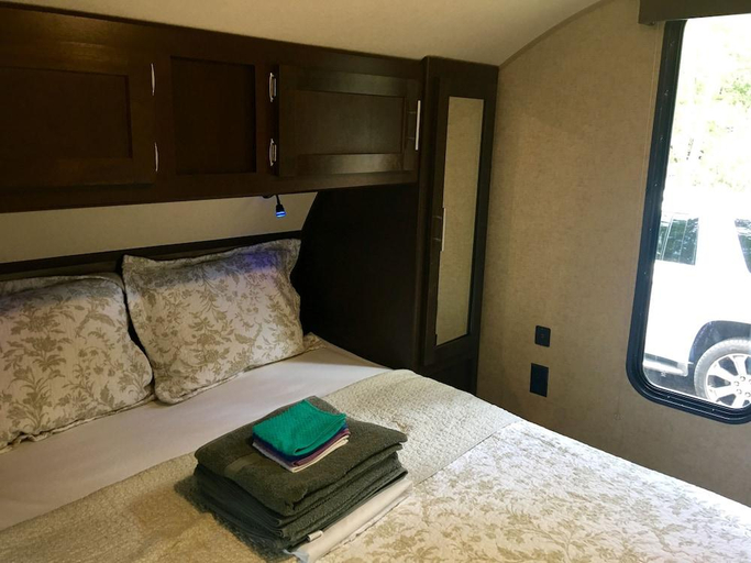 Bedroom 2, Enduro RV Citrus Valley Resort, Lake