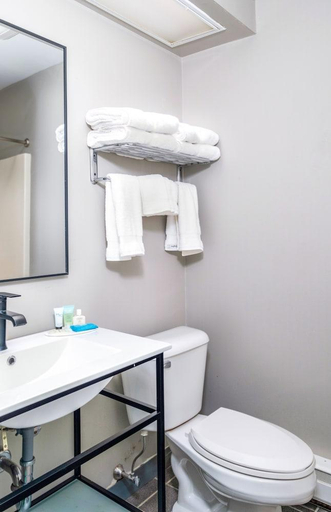 Bathroom 4, Casco Bay Inn, Cumberland