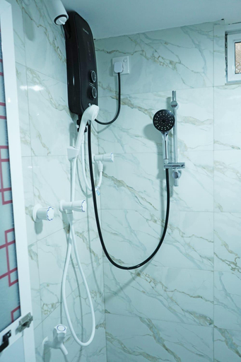 Bathroom 2, Nilaveli Stay Inn, Kuchchaveli