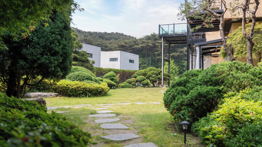 Exterior & Views 2, Taean Anmyeondo Bohemia Village Pension, Taean