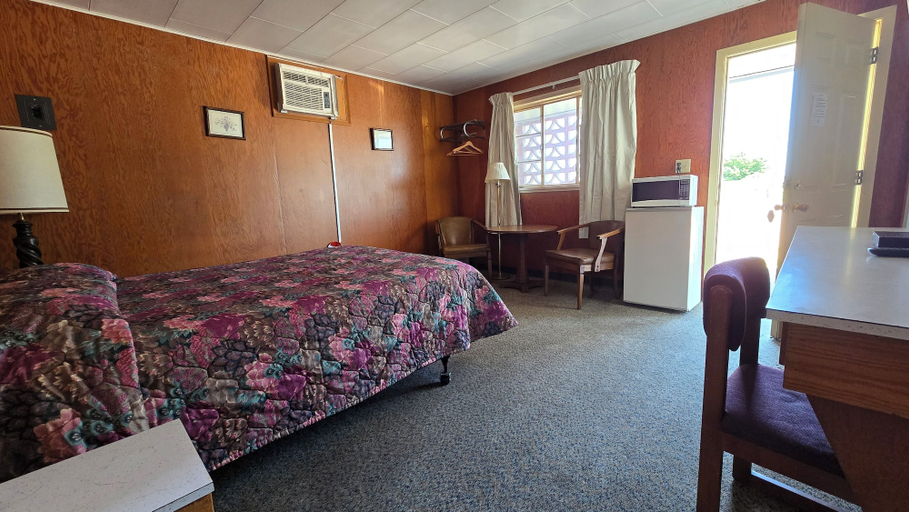 Room 3, Lazy K Motel, Keith