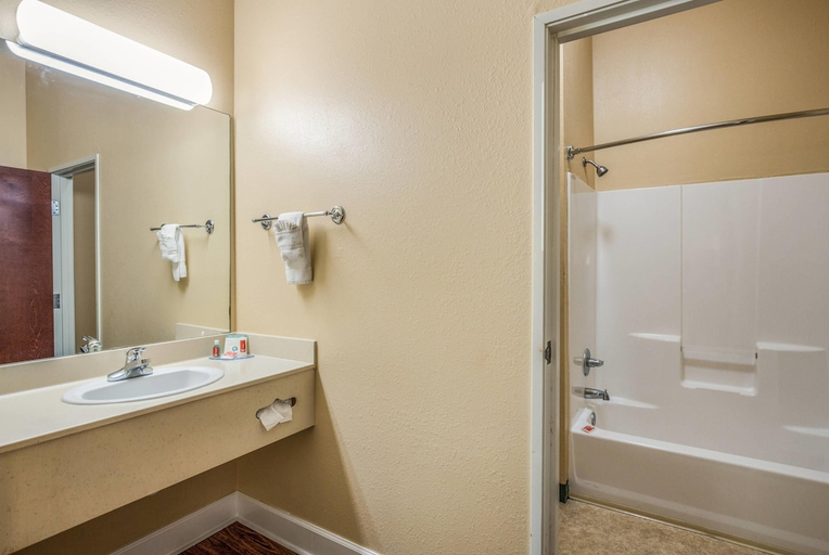 Bathroom 3, Econo Lodge Valdosta Mall Area, Lowndes