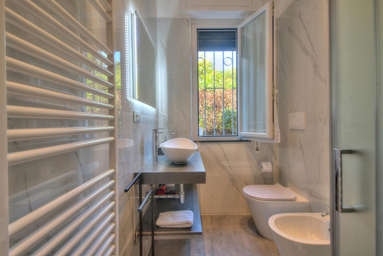 Bathroom 2, Nel verde, Genova