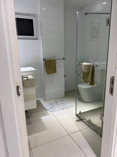 2, Holiday Homes - Newtown Apartment 1, Ba