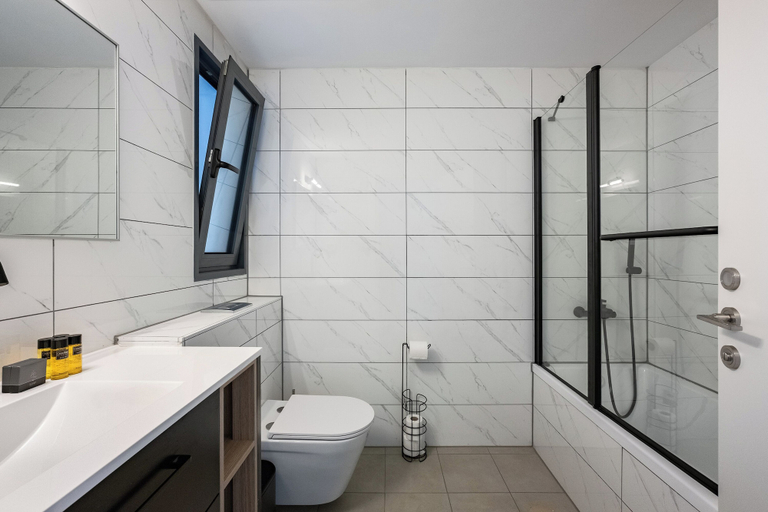 Bathroom 3, Elegant 4BR Stay l Balcony & Mamad
