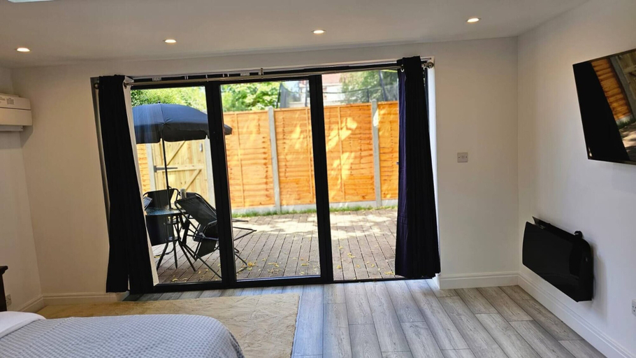 Room 4, Quiet & Cosy Garden House Next to Beverley Park, London
