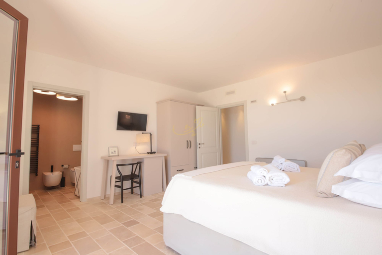 Room 5, TD Tenuta Donna Madia Sea View Pool Over Vineyard, Bari
