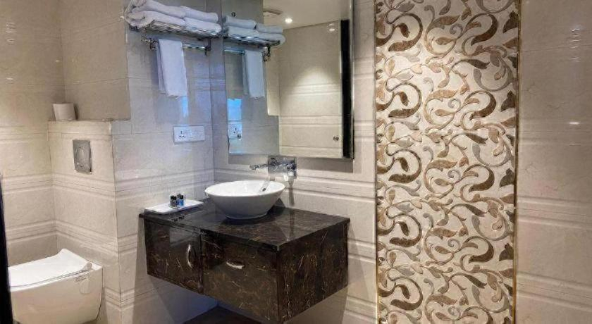 Bathroom 4, Hotel Signature Grand, Delhi