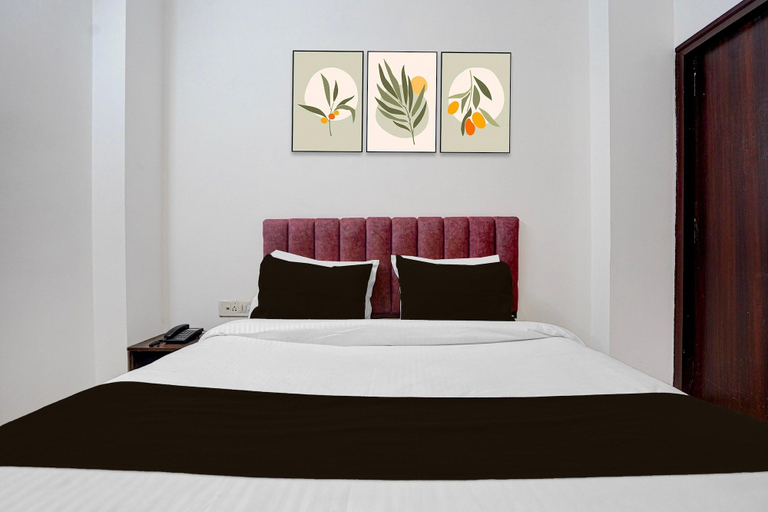 Room 5, Classic With Balcony Gomti Nagar Station, Lucknow