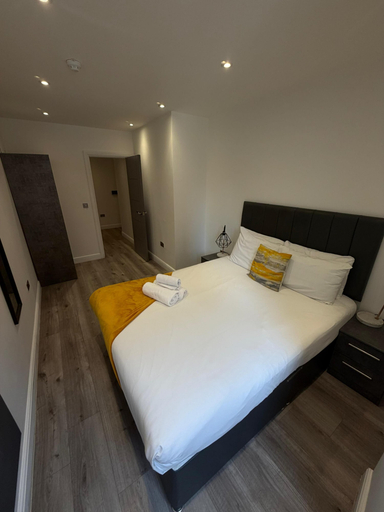 Room 2, Dale Street Apartments by StaySavvy, Sefton