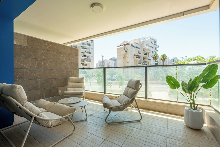 Interior 5, Elegant 4BR Stay l Balcony & Mamad