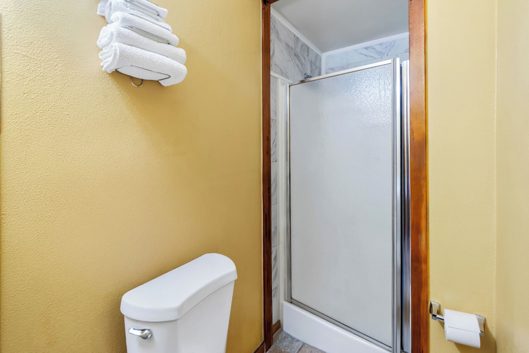 Bathroom 5, Rodeway Inn, Garza