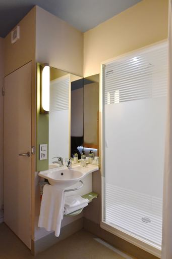 Bathroom, ibis budget Nantes Rezé Aéroport, Loire-Atlantique