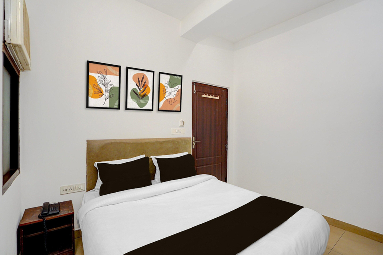 Room 2, Classic With Balcony Gomti Nagar Station, Lucknow