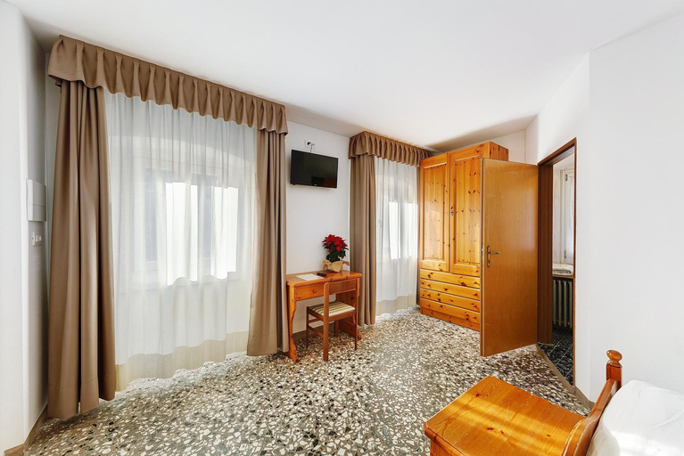 Bedroom 3, Albergo Trieste - Lorenzago, Belluno