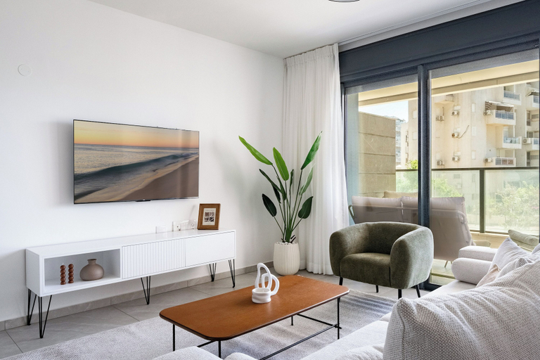Living area 2, Elegant 4BR Stay l Balcony & Mamad