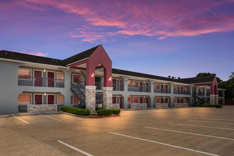 Exterior & Views 2, Clarion Pointe, Walker