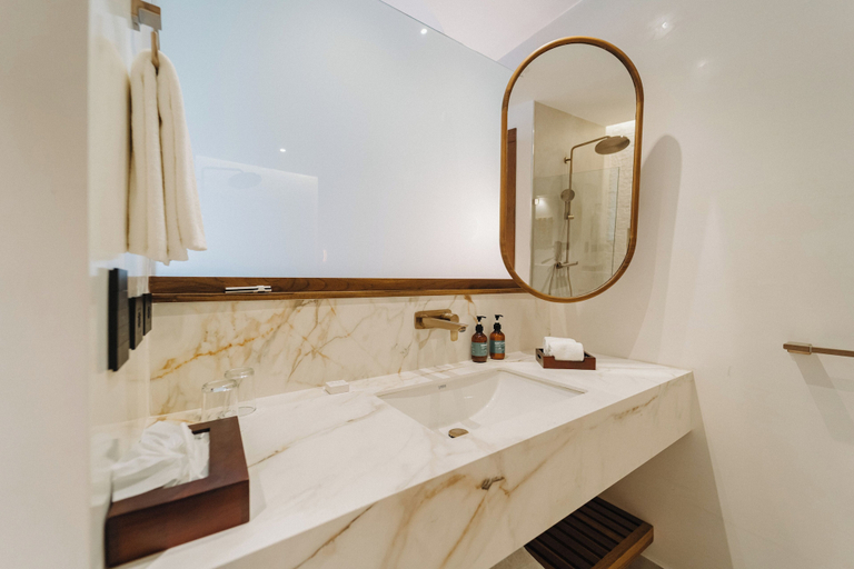Bathroom 5, Miamar, Aguirre