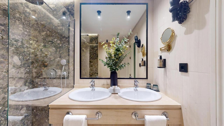 Bathroom 5, AZZ Merida Medea Hotel, Badajoz