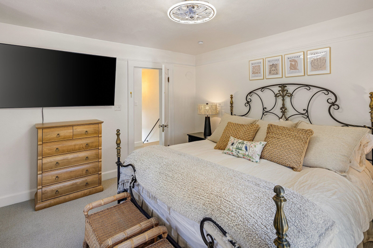 Room 2, Bella Azul - Charming Home Minutes From Campus 3 Bedroom Home, Lane