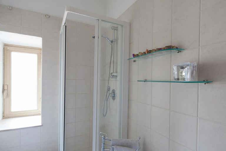 Bathroom 5, Blu Sea Rooms, La Spezia