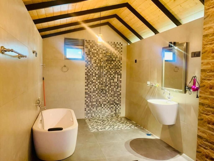 Bathroom 3, Happy Sky Ella, Ella