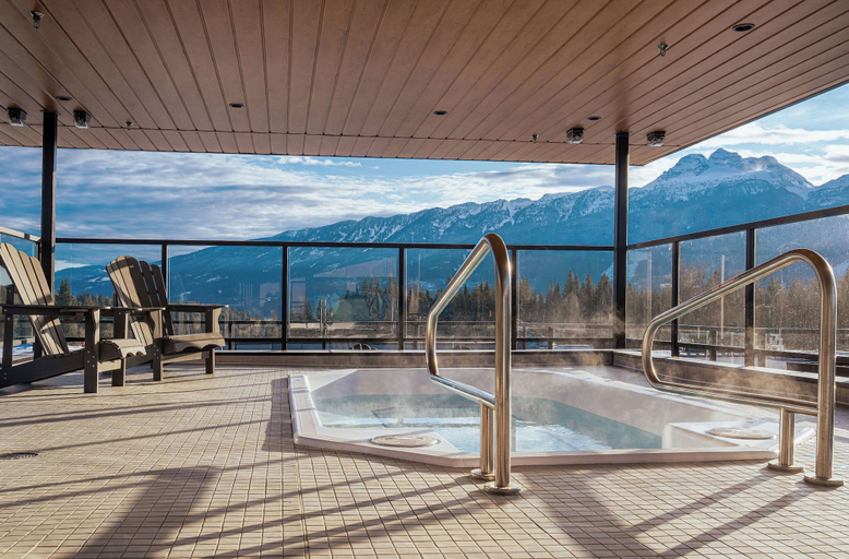 Outdoor spa tub 3, Hot Sauce Hideaway -Revelstoke Vacations, Columbia-Shuswap