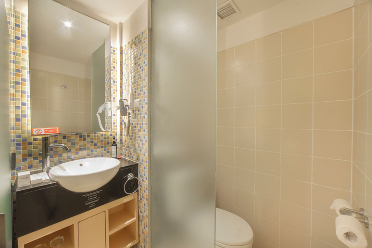 Bathroom 4, Kuta Beach Hotel, Badung