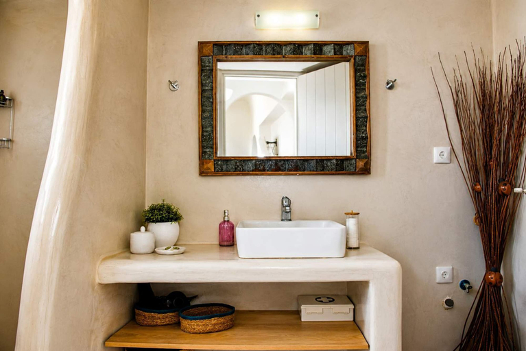 Room 4, 2 Gods Santorini - Apollon Jacuzzi Sea View Suite, South Aegean