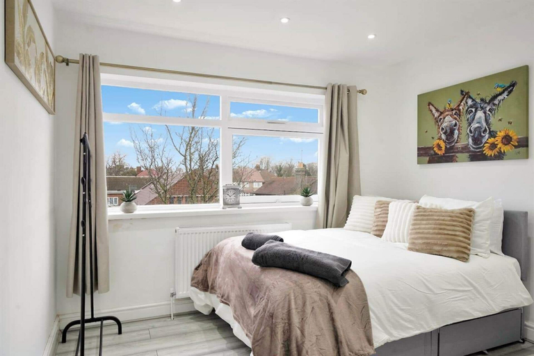Room 3, Belvedere 4-bed Apt, Sleeps 9 With Parking, London