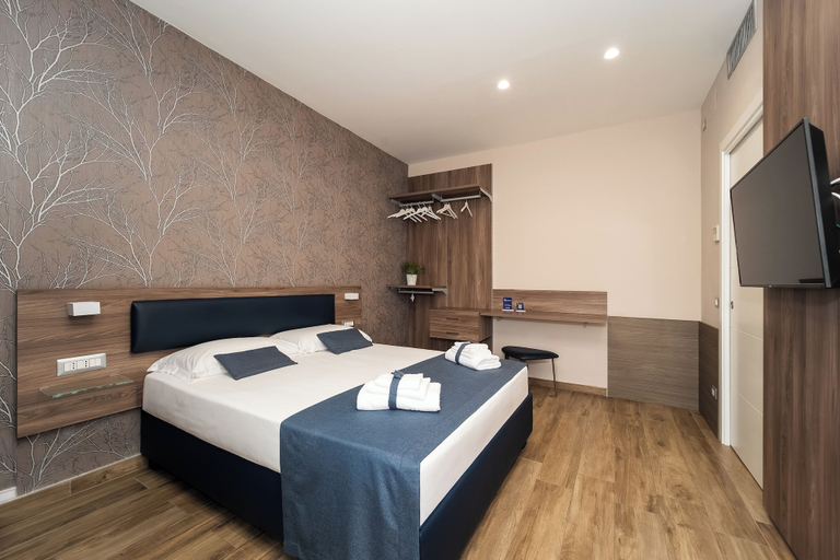 Bedroom 4, Famalu Apartments, Napoli