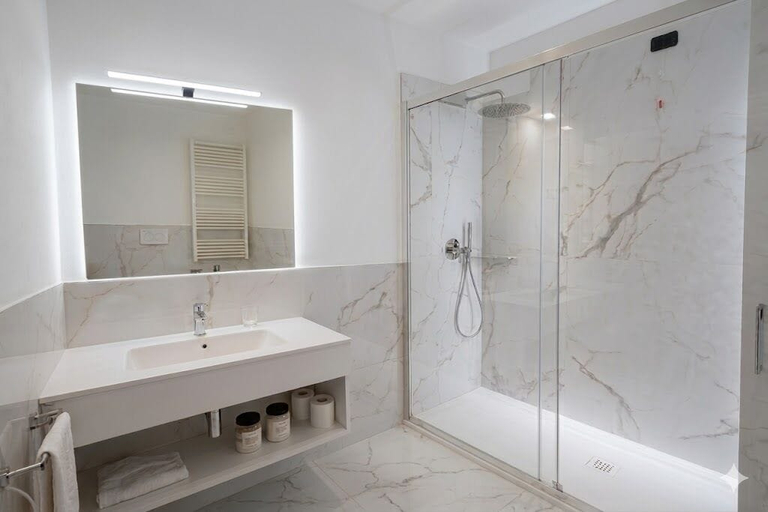 Bathroom 5, Hotel Savoy, Pesaro E Urbino