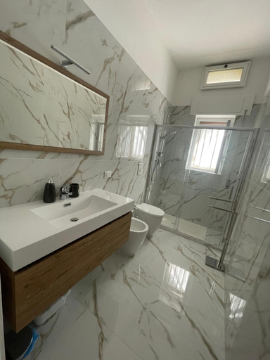 Bathroom 2, B&B Al Vecchio Glicine, Brindisi