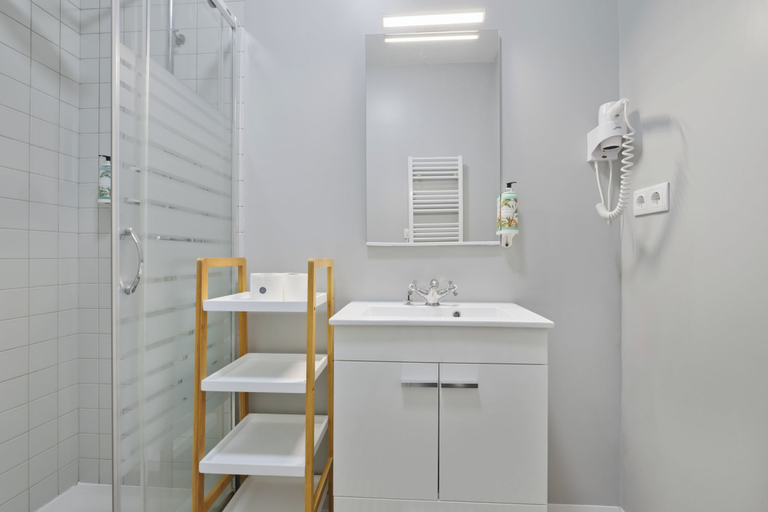 Bathroom 4, Mouzinho 244, Porto