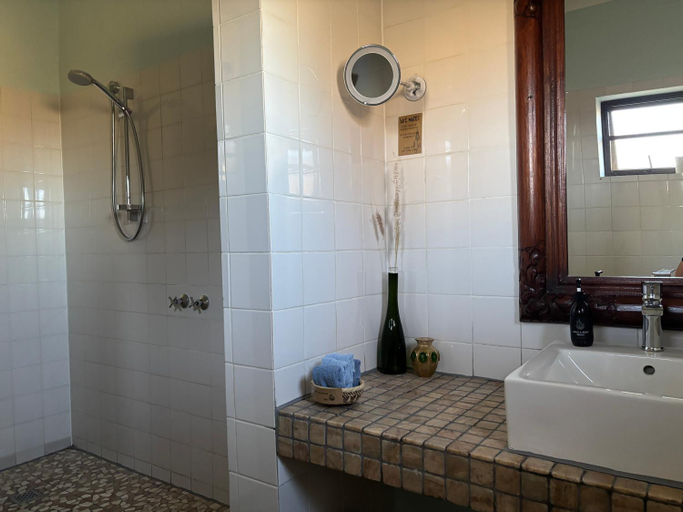 Bathroom 3, 3 ALOES GUESTHOUSE, Daures