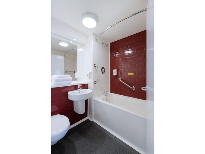 Bathroom 3, Travelodge Caernarfon, Gwynedd