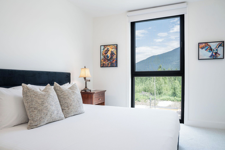Room 4, Hot Sauce Hideaway -Revelstoke Vacations, Columbia-Shuswap