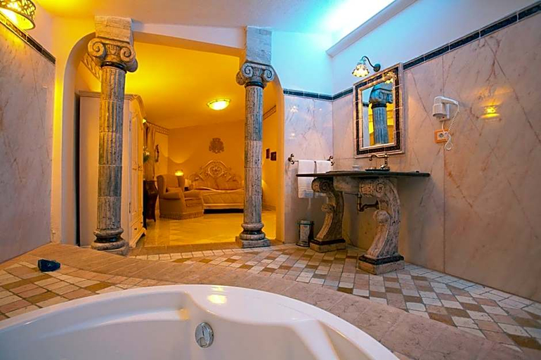Bathroom 4, Castello di San Marco Charming Hotel & Spa, Catania