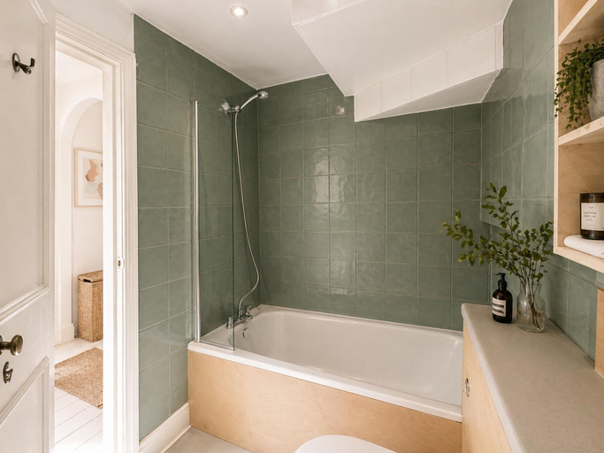 Bathroom 4, Apartment Sleeps 2 With Wifi, London