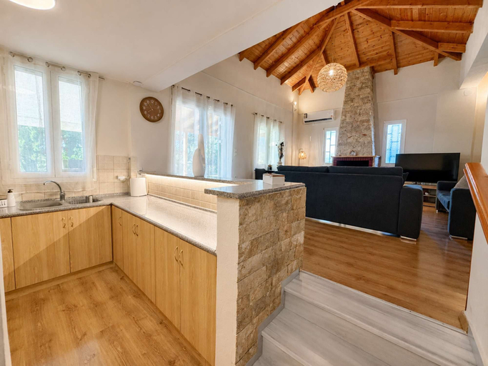 Room 2, Beachside Hideaway - Steps From Lechaio Blue Shore, Peloponnese