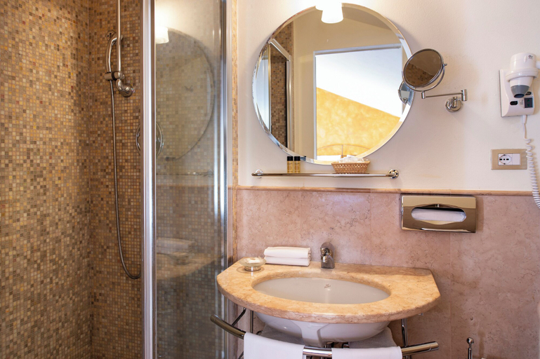 Bathroom 5, L'Antico Pozzo Hotel Storico, Siena