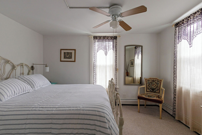 Bedroom 3, The Woodbine Inn, Greene