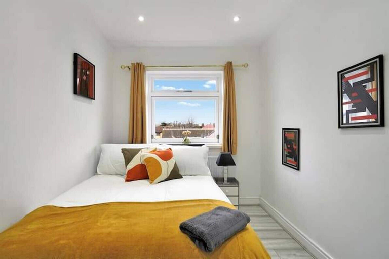 Room 2, Belvedere 4-bed Apt, Sleeps 9 With Parking, London